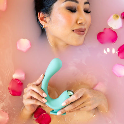 Model holding the Teal finger rabbit reflexx vibrator